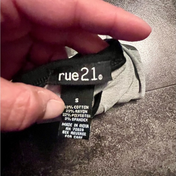 Rue21 Gray and Black Star Sleeve New York Raglan Tee - Picture 2 of 2